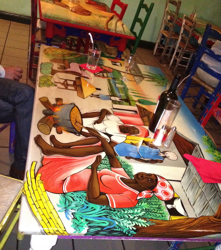 Les tables colorées et les murales du restaurant Tap Tap!
