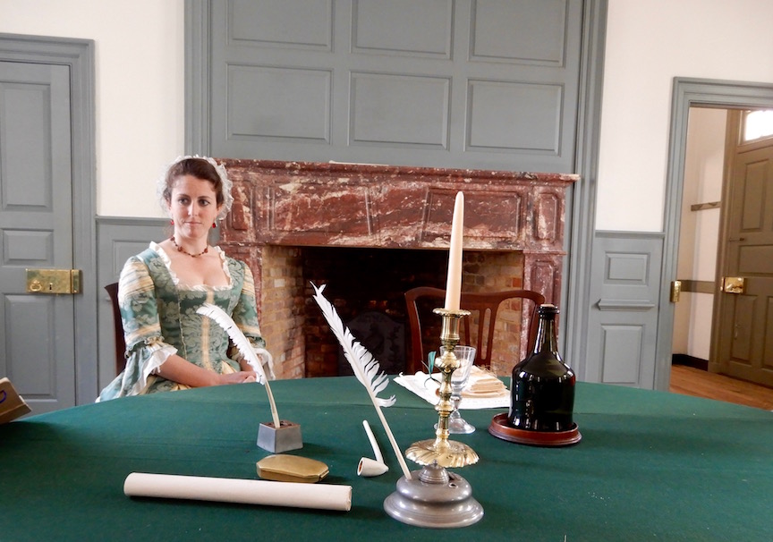 Miss Washington femme de The General Washington dans sa salle à dîner. On est en 1777. Elle a dans sa propriété 300 esclaves... Mais elle est très impliquée dans la communauté bus dit-elle. Lors de l'épidémie de variole elle a transformé l'étage supérieur pour soigner des malades. 