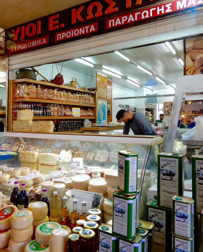 11. Étal de fromages au marché couvert