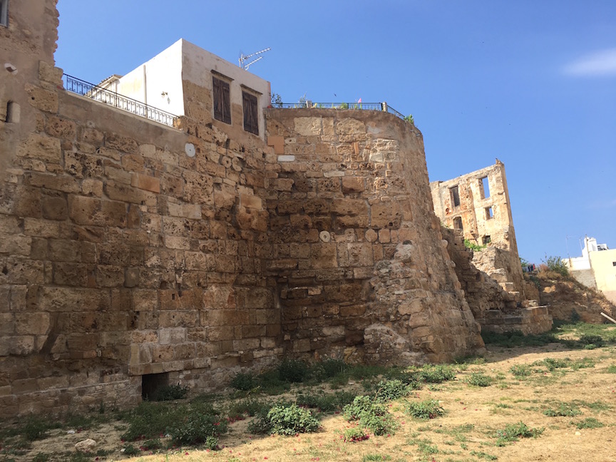 15. Une partie du mur d'enceinte bysantin de la ville